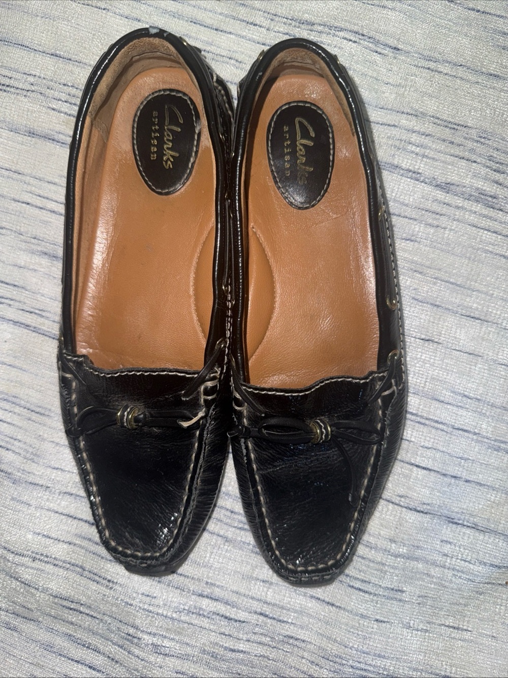 Clarks Black Leather Slip-On Loafers with Tan Insole and Bow Accent size 7.5